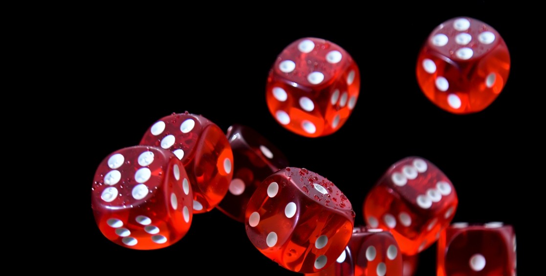 Würfelwürfe simulieren Zufall. Unser Gehirn reagiert besonders stark auf mögliche, nicht vorhersehbare Belohnungen. 